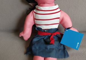 Leleczka Filipa Dryjskiego: Przedstawia lalkę z Włoch. Długie włosy zrobione z czarnej włóczki. Splecione w warkocz. Laleczka ubrana jest w niebieska spódniczkę oraz biało-czerwoną bluzkę. W pasie przepleciona czerwonym paskiem